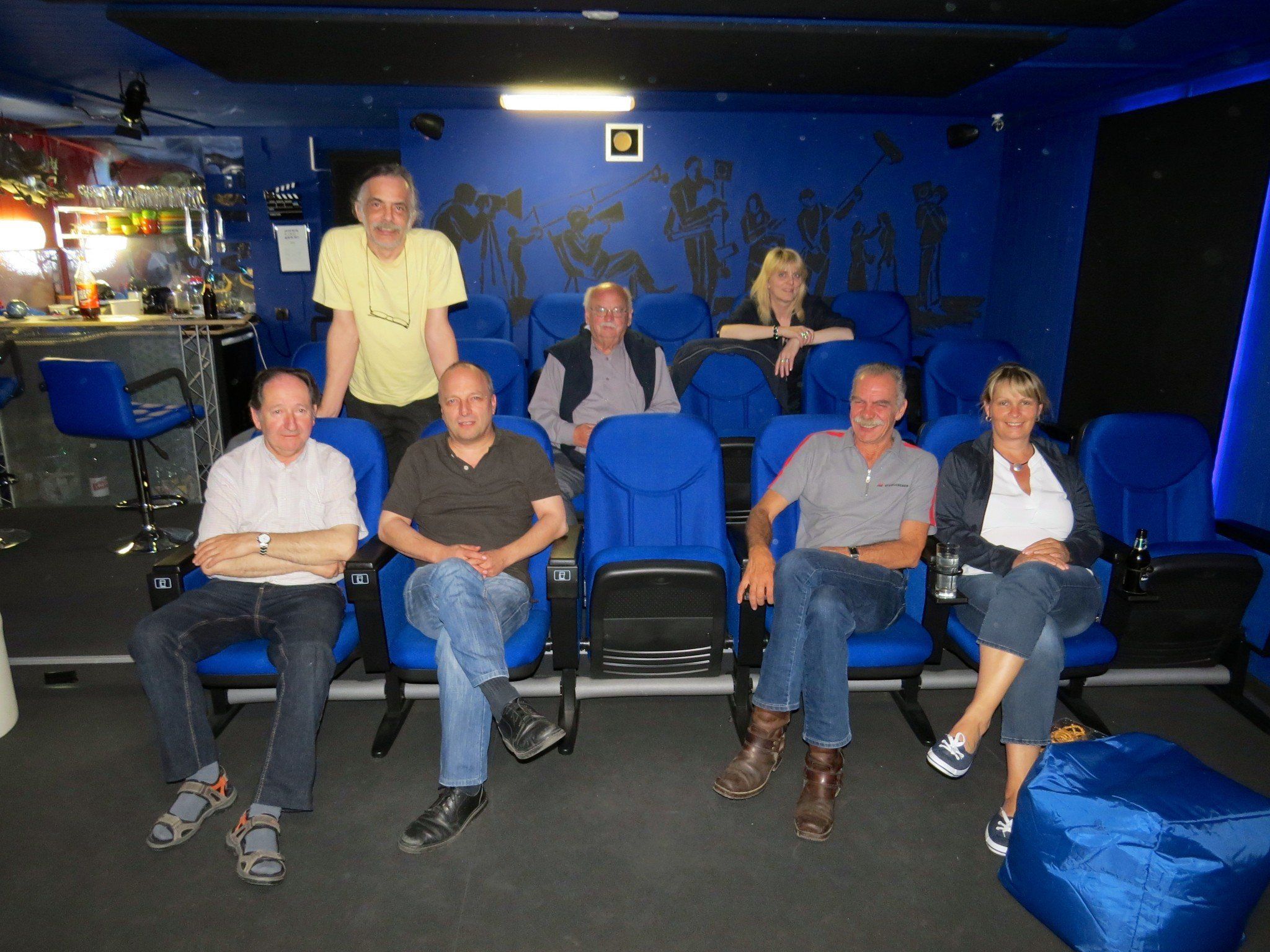 Einige der Mitglieder der Filmszene Klaus in ihrem gemütlichen Kellerkino Einige der Mitglieder der Filmszene Klaus in ihrem gemütlichen Kellerkino