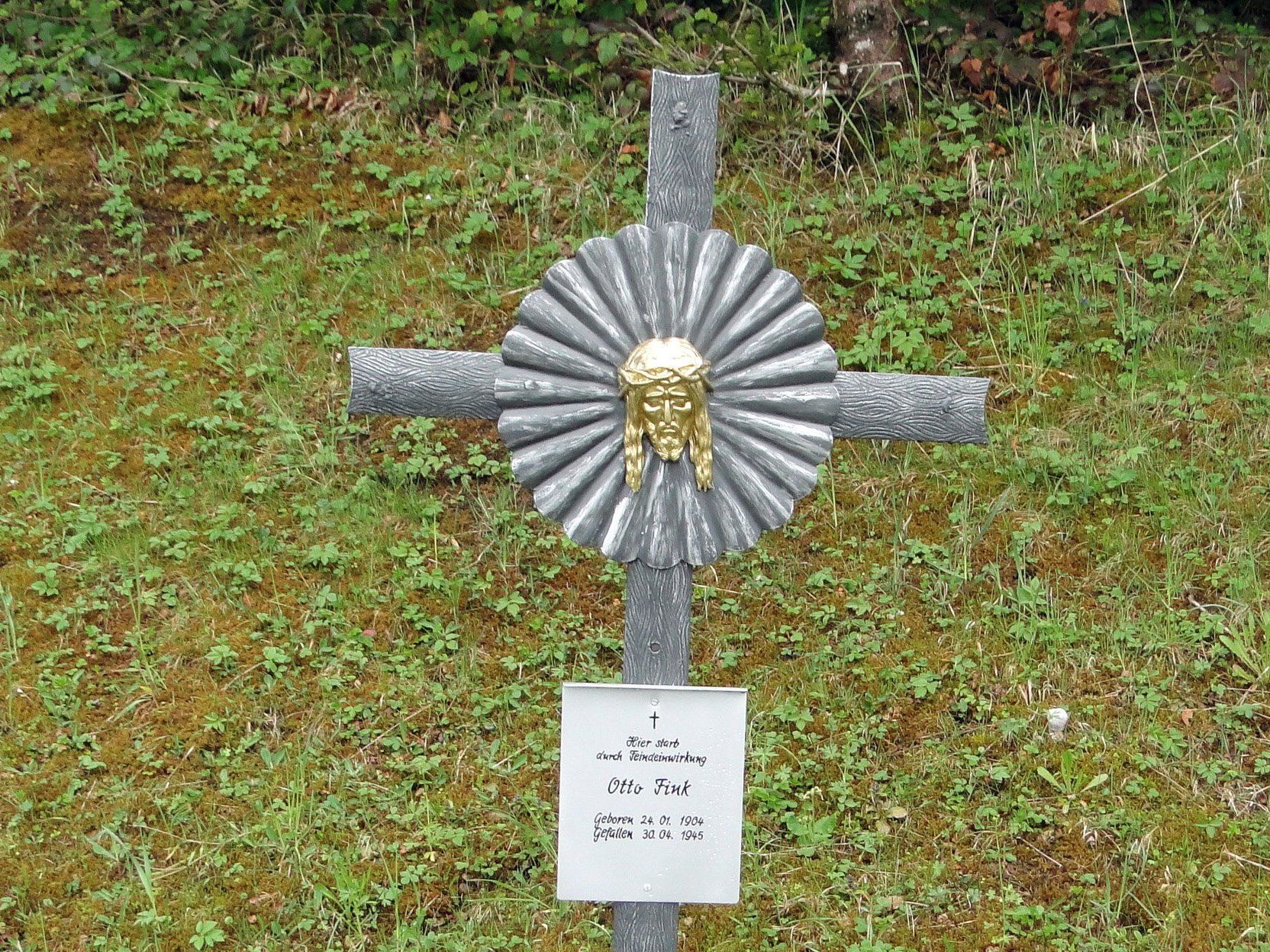 Das renovierte Wegkreuz erinnert an den tragischen Todesfall in den letzten Kriegstagen. Das renovierte Wegkreuz erinnert an den tragischen Todesfall in den letzten Kriegstagen.