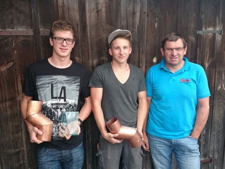 Elias Blum und Alexander Knünz mit Chef Joachim Entner freuten sich über die Topplatzierungen. Elias Blum und Alexander Knünz mit Chef Joachim Entner freuten sich über die Topplatzierungen.