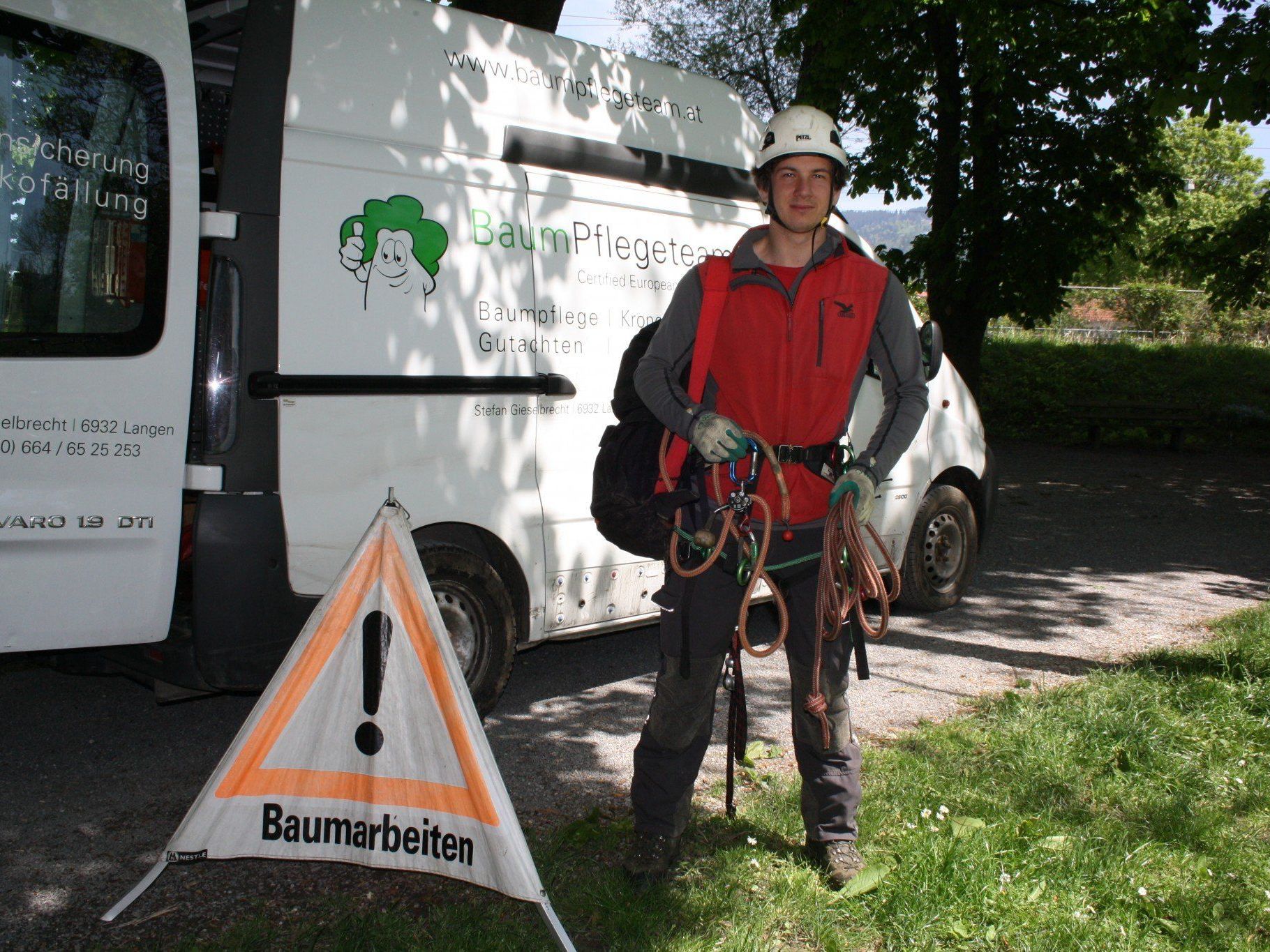 In oft schwindelnder Höhe sind die Baumpfleger vom „Baum Pflegeteam Langen“ fachmännisch von Ast zu Ast unterwegs. In oft schwindelnder Höhe sind die Baumpfleger vom „Baum Pflegeteam Langen“ fachmännisch von Ast zu Ast unterwegs.