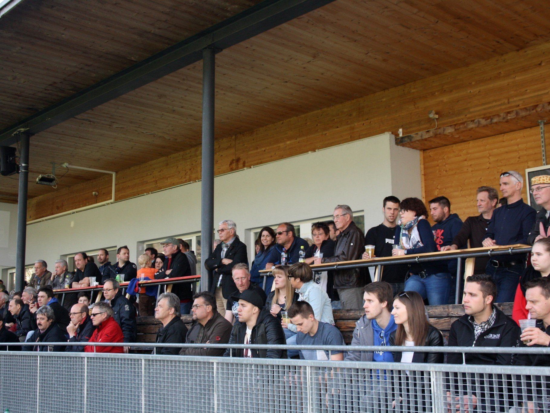 Die Tribüne auf der Sportanlage Am Hoferfeld wird auch an diesem Samstag zum willkommenen Treffpunkt der Lochauer Fußballfans. Die Tribüne auf der Sportanlage Am Hoferfeld wird auch an diesem Samstag zum willkommenen Treffpunkt der Lochauer Fußballfans.