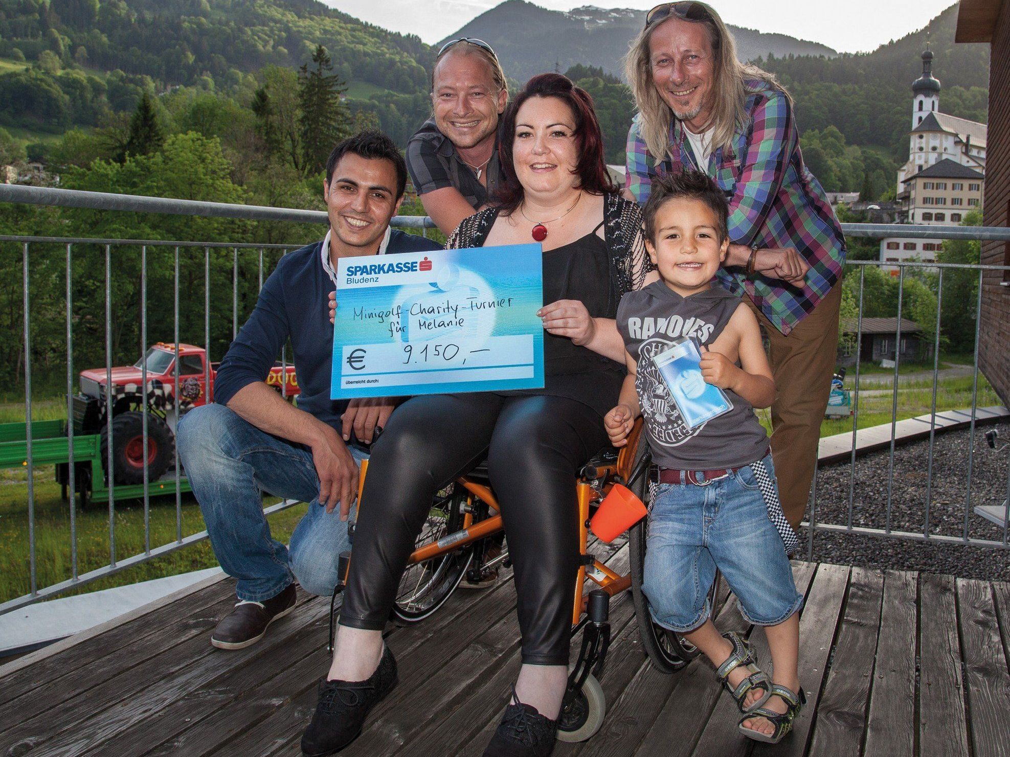 Nur strahlende Gesichter bei der Scheckübergabe. Nur strahlende Gesichter bei der Scheckübergabe.