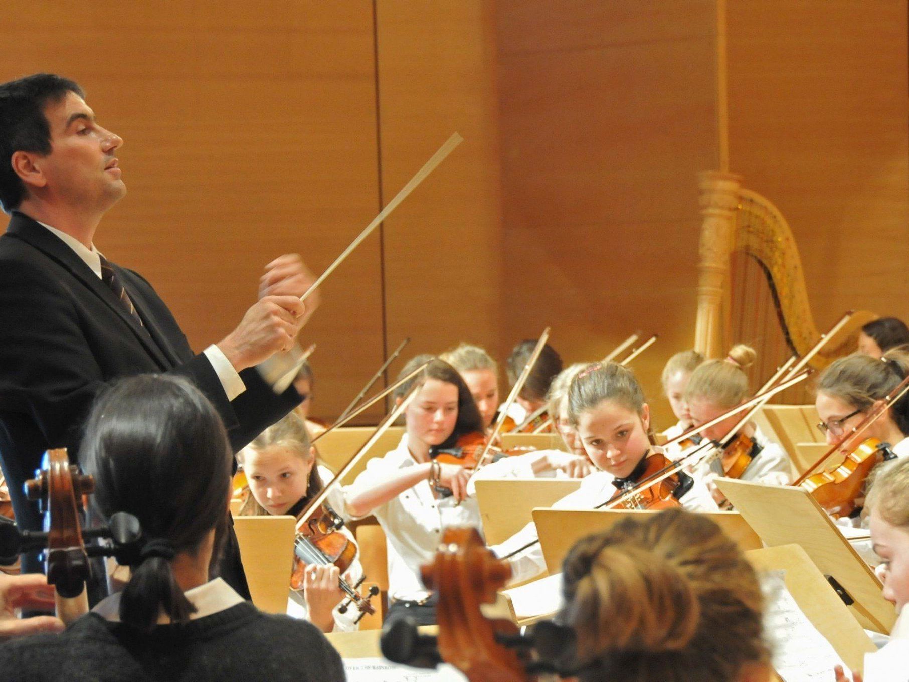 Direktor Urban Weigel dirigiert das Sinfonieorchester Bregenzerwald. Direktor Urban Weigel dirigiert das Sinfonieorchester Bregenzerwald.