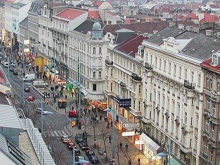 Die Demonstranten ziehen über die Wiener Mariahilfer Straße