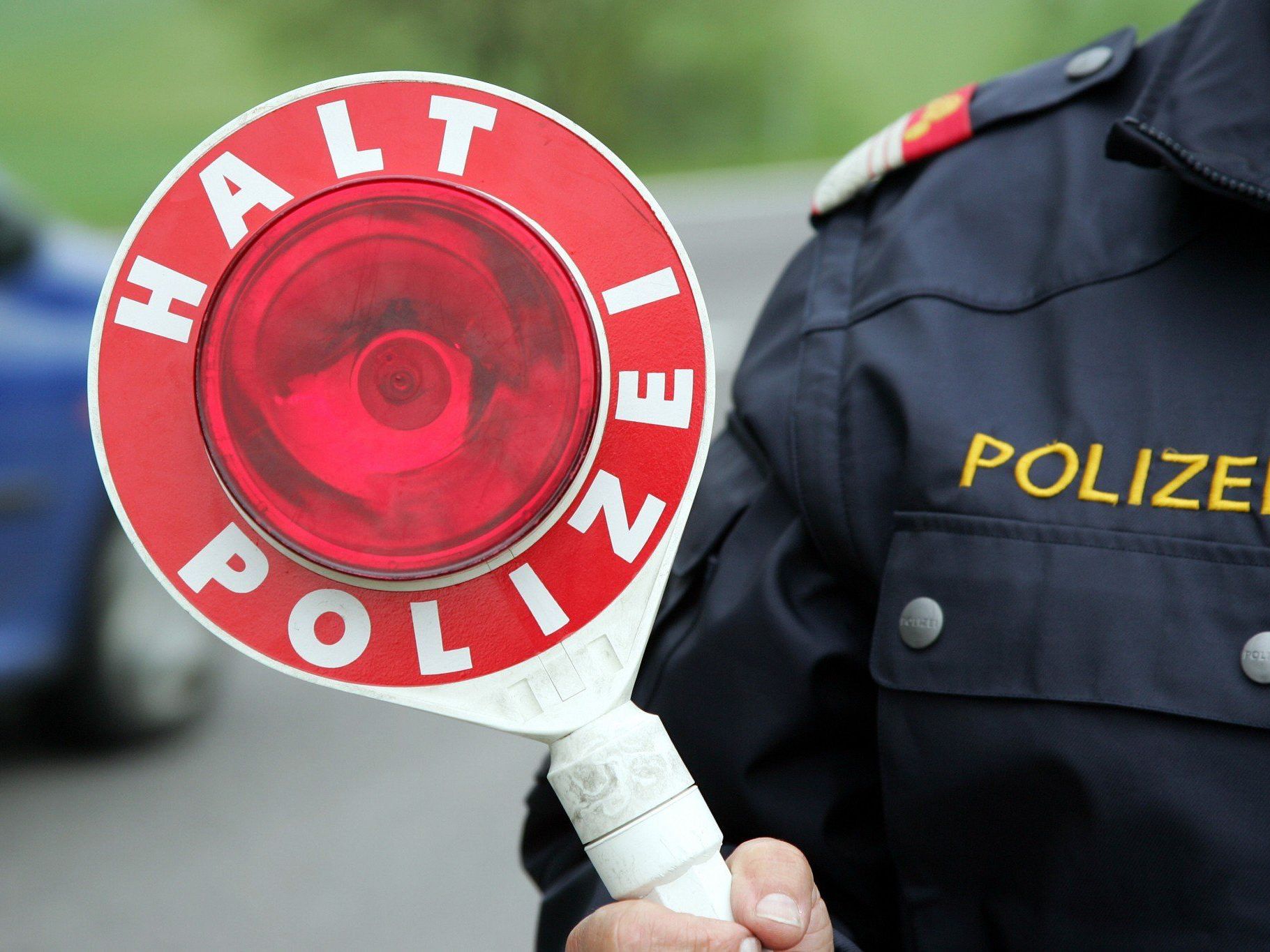 Die Polizei sucht nach Zeugen des Vorfalls. Die Polizei sucht nach Zeugen des Vorfalls.