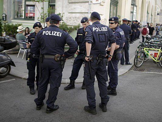 Großes Polizeiaufgebot vor Beginn der Identitären-PK in Wien