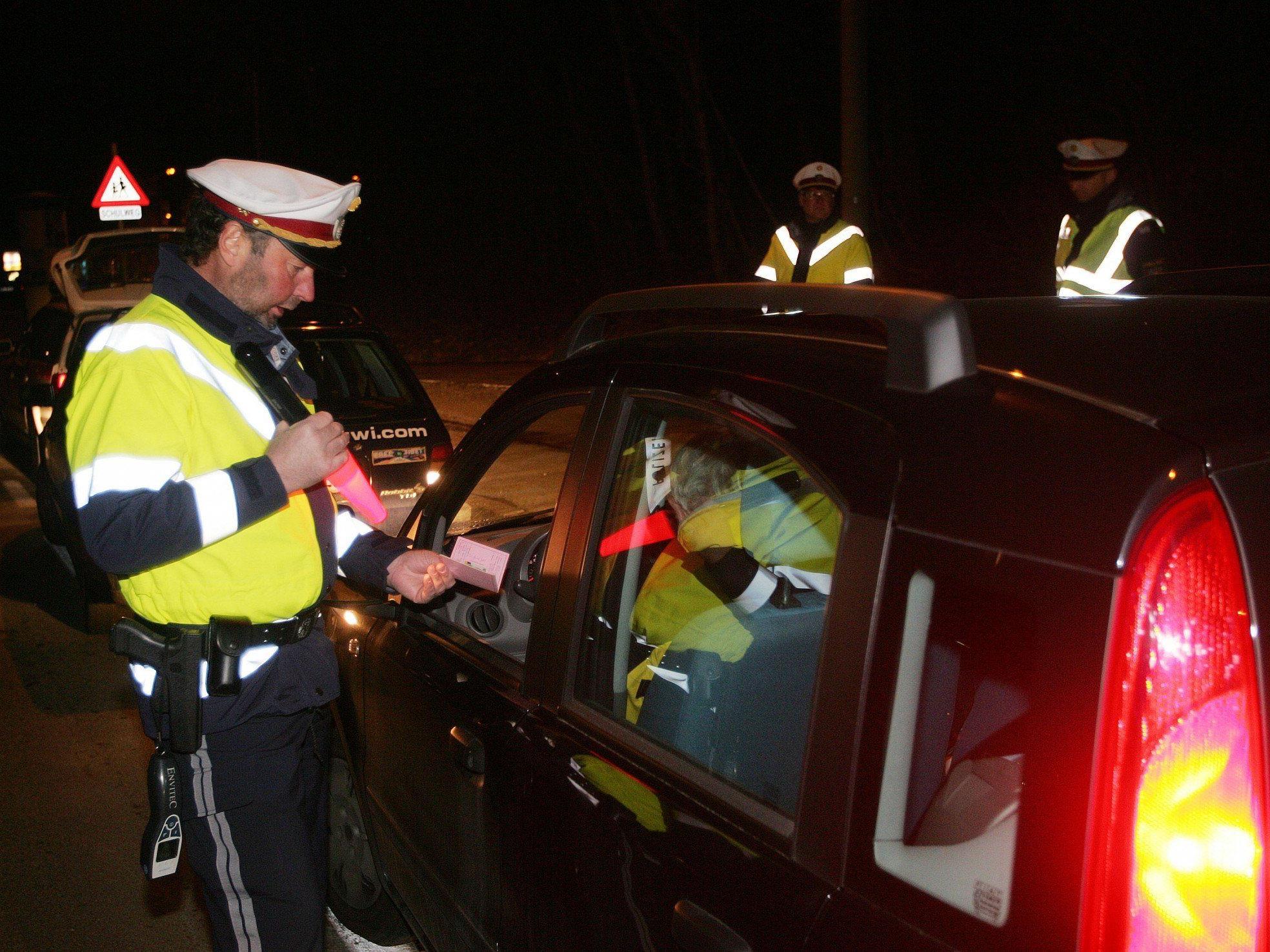 Die Polizei fand den 42-jährigen Lungauer schlafend am Steuer seines Autos.