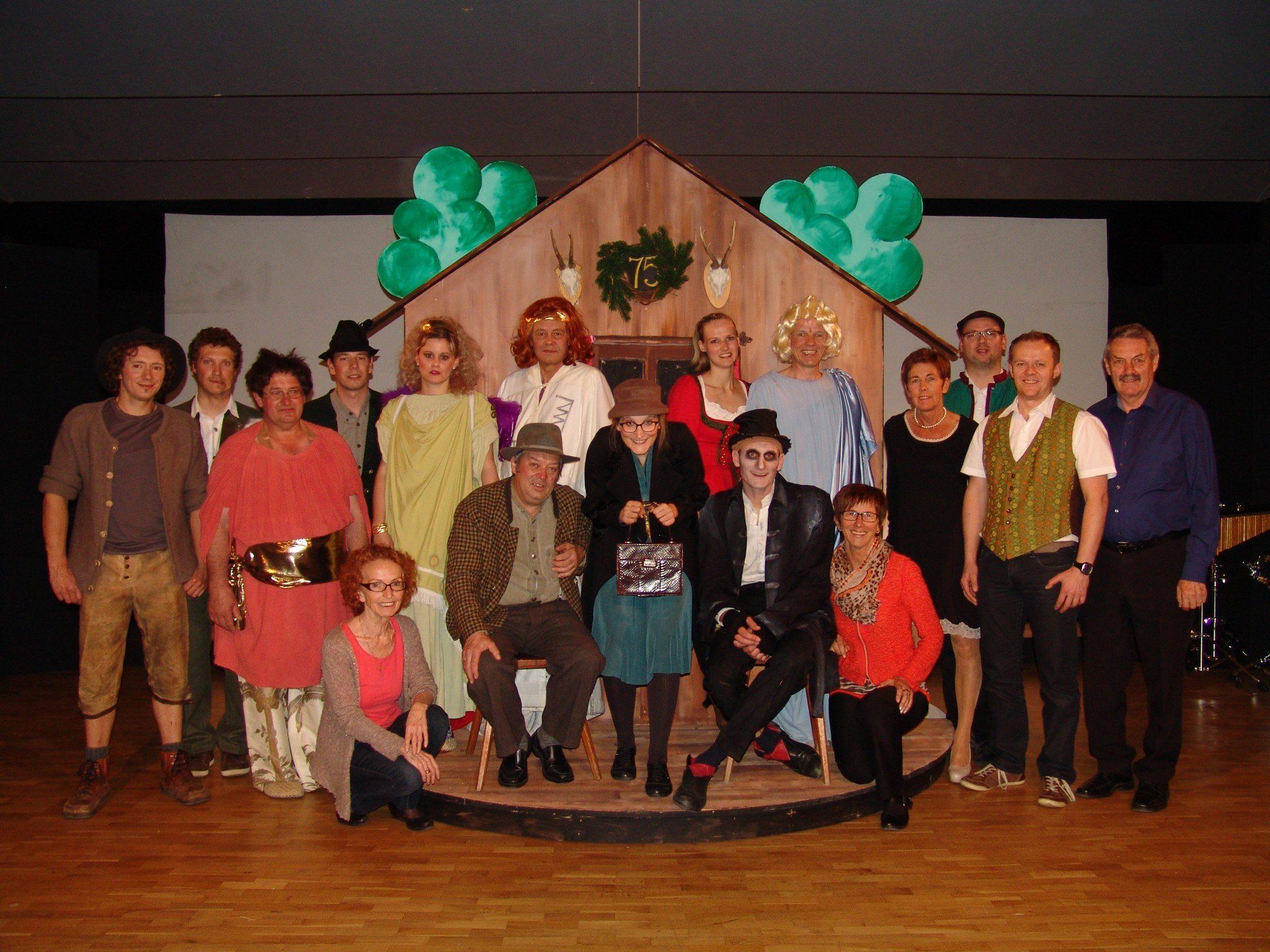 Das Theater6934Sulzberg-Team vor ihrer selbstentworfenen Drehbühne Das Theater6934Sulzberg-Team vor ihrer selbstentworfenen Drehbühne