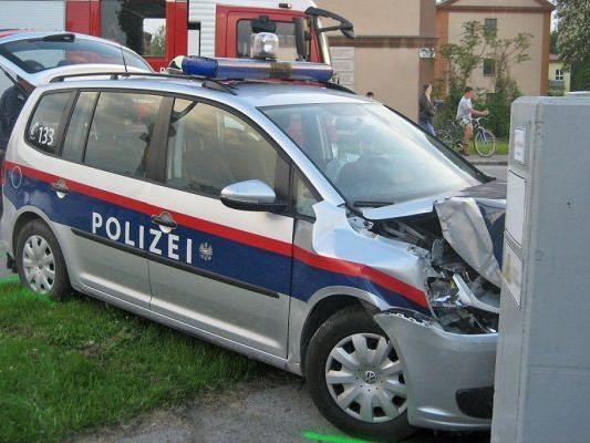 Ein Betonpfeiler bremste das Polizeiauto