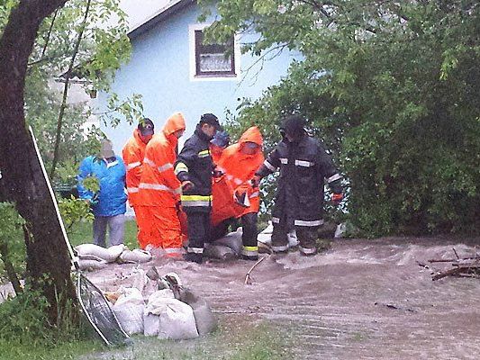 Feuerwehr im Dauereinsatz: Einsatzkräfte während einer Menschenrettung am Freitag in Lehenrotte im Bezirk Lilienfeld Feuerwehr im Dauereinsatz: Einsatzkräfte während einer Menschenrettung am Freitag in Lehenrotte im Bezirk Lilienfeld