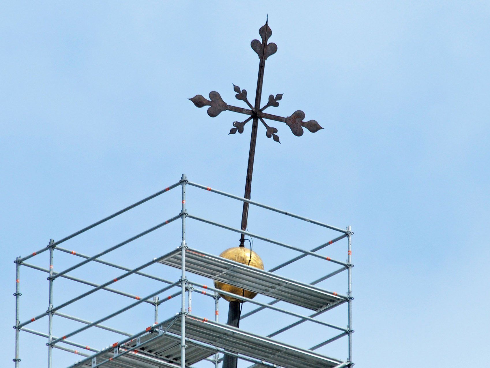 Die Kennelbacher Kirchturmspitze zeigt eine bedrohliche Schräglage.