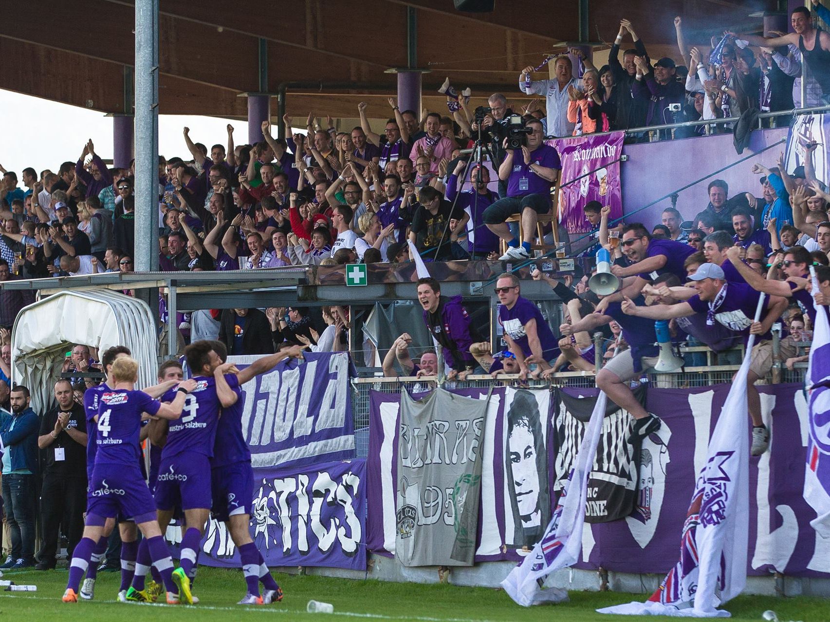 Spieler und Fans feiern am Donnerstag das Double. Spieler und Fans feiern am Donnerstag das Double.