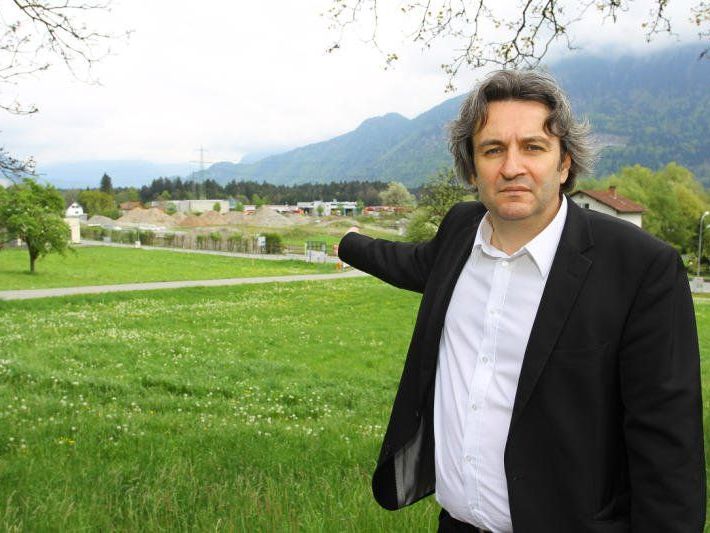 Michael Tinkhauser, Bürgermeister von Bludesch, zeigt auf die leere Betriebsfläche. Michael Tinkhauser, Bürgermeister von Bludesch, zeigt auf die leere Betriebsfläche.