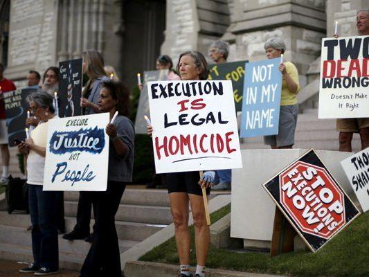 Vor der geplanten Hinrichtung demonstrieren Menschen gegen die Todesstrafe.