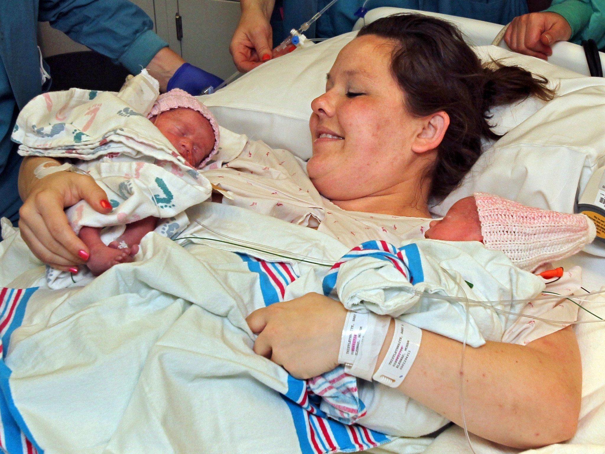 Ganz besondere Verbindung: Zwillingsmädchen hielten bei Geburt Händchen.