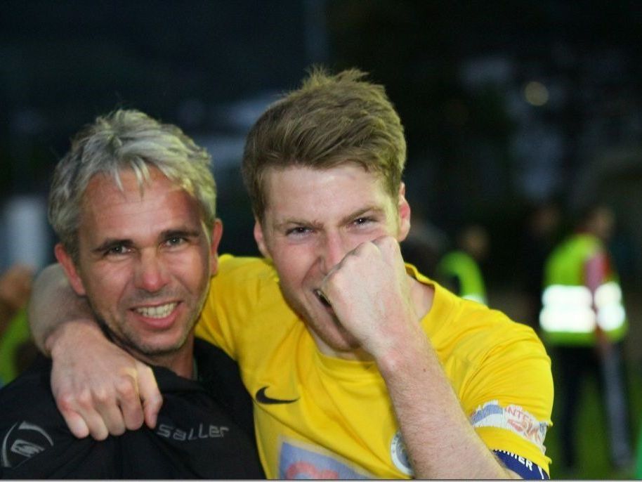 Jubel beim Hohenems Coach Rainer Spiegel und Torgarantie Adrian Klammer nach dem Aufstieg in die Vorarlbergliga. Jubel beim Hohenems Coach Rainer Spiegel und Torgarantie Adrian Klammer nach dem Aufstieg in die Vorarlbergliga.
