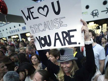 Am Wiener Flughafen wurde Conchita Wurst von vielen Fans erwartet. Am Wiener Flughafen wurde Conchita Wurst von vielen Fans erwartet.