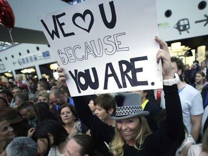 Am Wiener Flughafen wurde Conchita Wurst von vielen Fans erwartet.