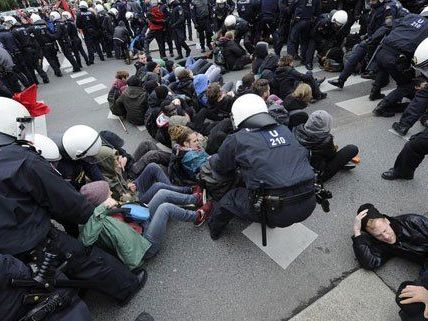Frau erlitt nach Anti-Identitären-Demo offenbar Fehlgeburt Frau erlitt nach Anti-Identitären-Demo offenbar Fehlgeburt