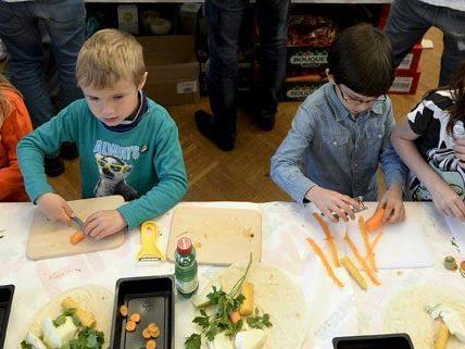200 Kinder bereiteten in Wien am Freitag den "Disco-Salat" zu.