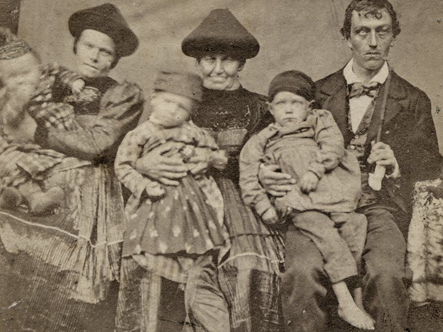 Familienbild von Franz Michael Felder mit seiner Frau und Mutter, die die Juppe tragen. Familienbild von Franz Michael Felder mit seiner Frau und Mutter, die die Juppe tragen.