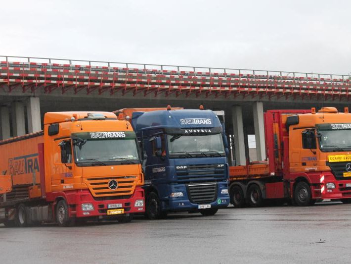 Für Bautrans läuft die Zeit ab, das Betriebsgelände – über dem an der Autobahnbrücke gearbeitet wird – muss der Erweiterung des Container-Terminals weichen. Für Bautrans läuft die Zeit ab, das Betriebsgelände – über dem an der Autobahnbrücke gearbeitet wird – muss der Erweiterung des Container-Terminals weichen.