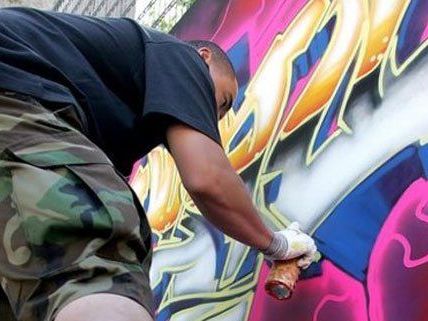 Der mutmaßliche Graffiti-Sprayer wurde schwer verletzt - wie genau, ist noch unklar. Der mutmaßliche Graffiti-Sprayer wurde schwer verletzt - wie genau, ist noch unklar.