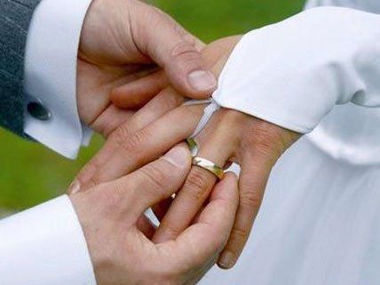 Sowohl die Zahl der Hochzeiten als auch der Scheidungen ist rückläufig. Sowohl die Zahl der Hochzeiten als auch der Scheidungen ist rückläufig.