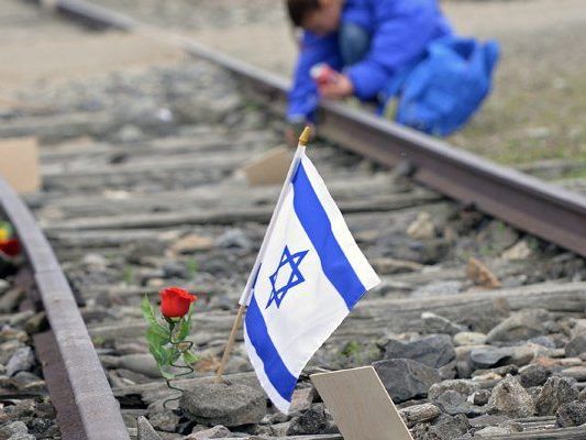 Im April 2014 nahmen tausende Menschen am "Marsch der Lebenden" teil, um den Opfern des Holocaust zu gedenken. Im April 2014 nahmen tausende Menschen am "Marsch der Lebenden" teil, um den Opfern des Holocaust zu gedenken.