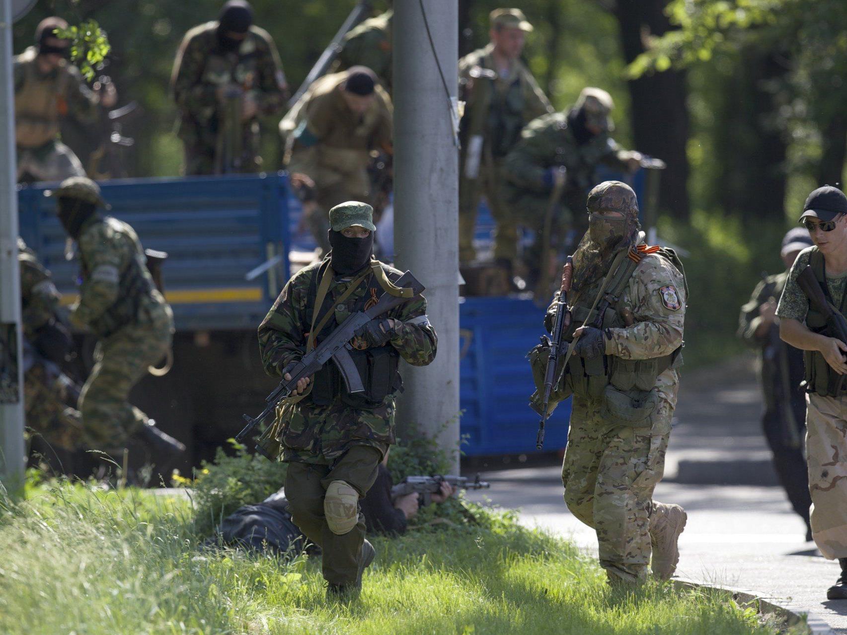 Explosion und Schießerei beim Vorrücken der ukrainischen Armee.