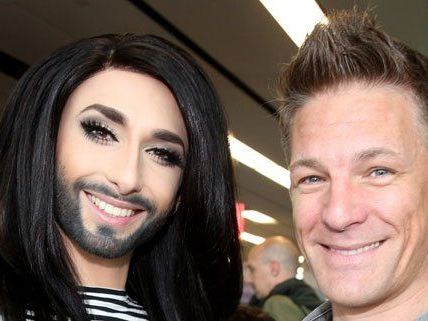 Conchita Wurst und Andi Knoll vor der Abreise nach Kopenhagen. Conchita Wurst und Andi Knoll vor der Abreise nach Kopenhagen.