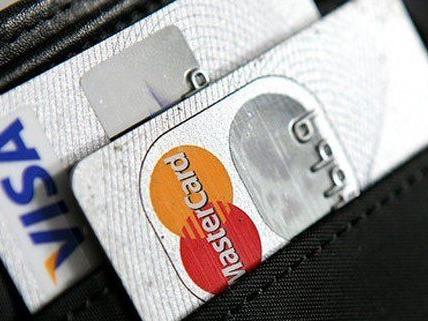 30 gefälschte Kreditkarten soll ein 19-Jähriger zum Einkaufen verwendet haben.