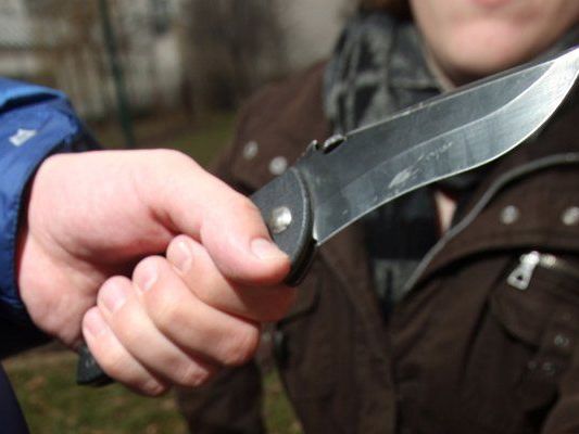 Ein Unbekannter stach mit einem Messer auf die Wahrsagerin ein. Ein Unbekannter stach mit einem Messer auf die Wahrsagerin ein.