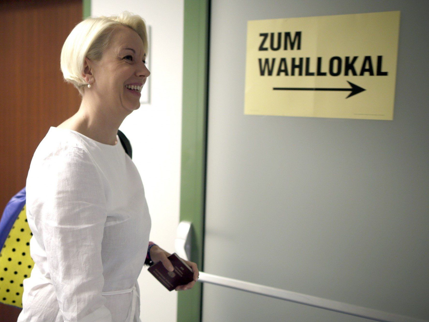 NEOS-Spitzenkandidatin schafft Rückkehr nach Brüssel. NEOS-Spitzenkandidatin schafft Rückkehr nach Brüssel.