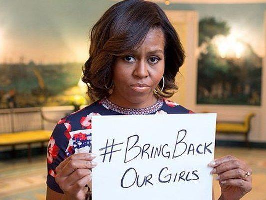 Michelle Obama zeigt sich mit Slogan und Foto solidarisch.