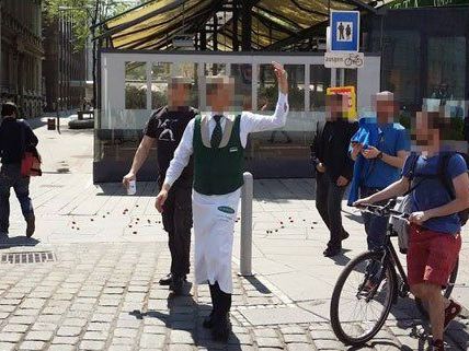 Ein Plachutta-Kellner fand an der Aktion "Erdbeeren mit Zucker" wenig Gefallen. Ein Plachutta-Kellner fand an der Aktion "Erdbeeren mit Zucker" wenig Gefallen.