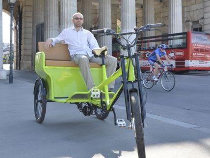Georg Bacher und sein Fahrradtaxi am Wiener Heldenplatz.
