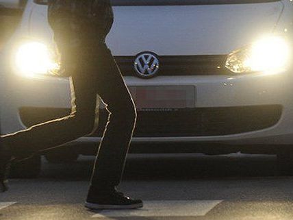 Mit dem Auto machten sich das Raubopfer und seine Mutter auf die Suche nach den Tätern. Mit dem Auto machten sich das Raubopfer und seine Mutter auf die Suche nach den Tätern.
