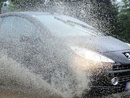 Aufgrund der starken Regenfälle mussten mehrere Straßen gesperrt werden. Aufgrund der starken Regenfälle mussten mehrere Straßen gesperrt werden.