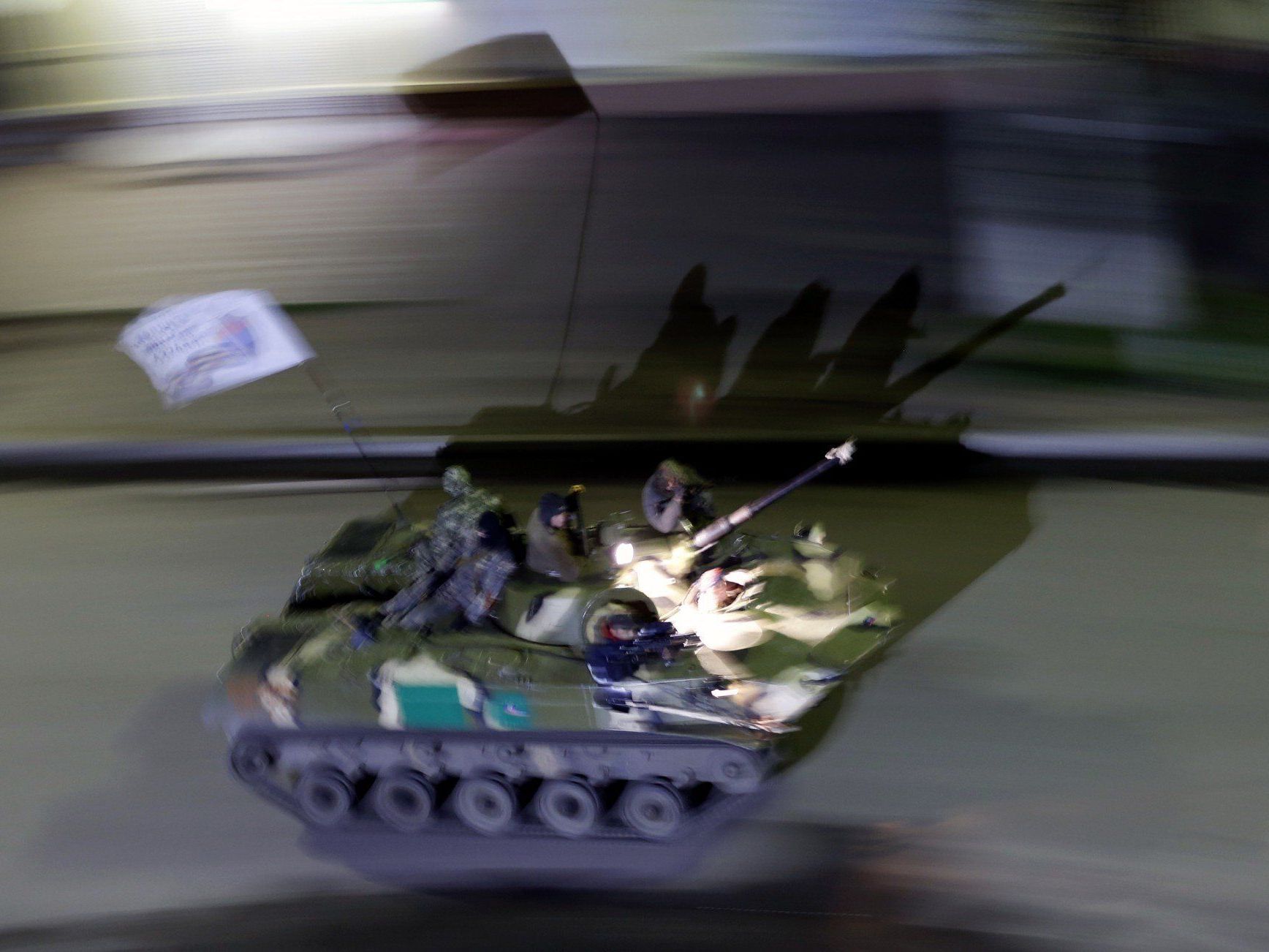 Die Aufständischen in der Stadt Slaviansk wollen bislang von einer Verschiebung des Referendums nichts wissen. Die Aufständischen in der Stadt Slaviansk wollen bislang von einer Verschiebung des Referendums nichts wissen.