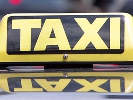 Ein Taxi wurde am Sonntag in einen tödlichen Unfall verwickelt.