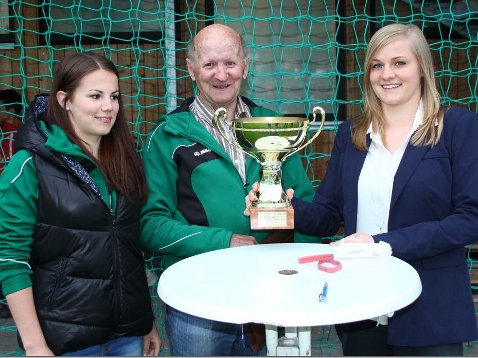 Das Geschwisterpaar Sabrina und Angelina Maldoner zog im Beisein von Jakob Gmeiner die Paarungen für den Wäldercup. Das Geschwisterpaar Sabrina und Angelina Maldoner zog im Beisein von Jakob Gmeiner die Paarungen für den Wäldercup.