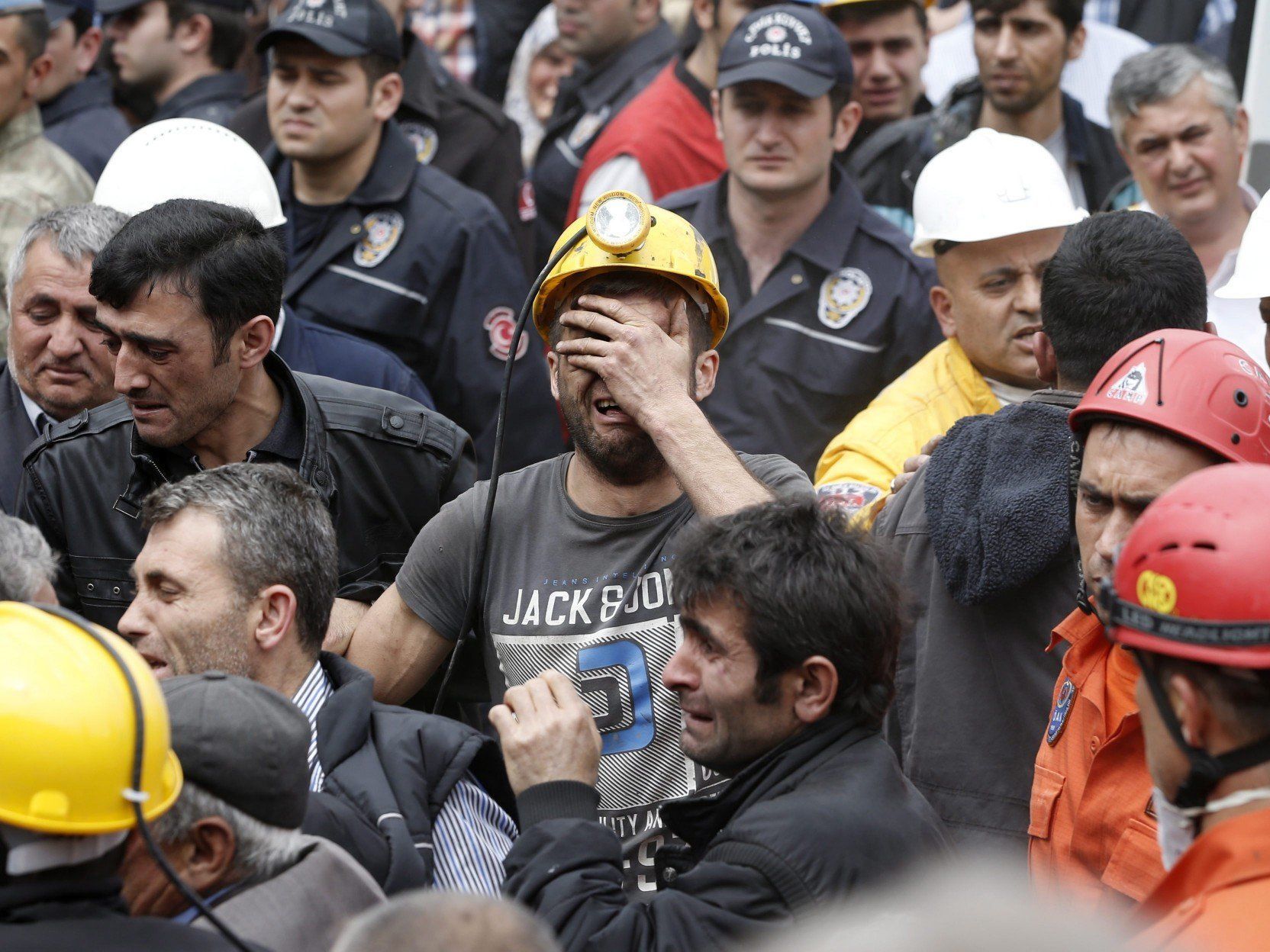 Beim verheerendsten Grubenunglück in der Geschichte der Türkei sind mehr als 200 Menschen gestorben. Beim verheerendsten Grubenunglück in der Geschichte der Türkei sind mehr als 200 Menschen gestorben.