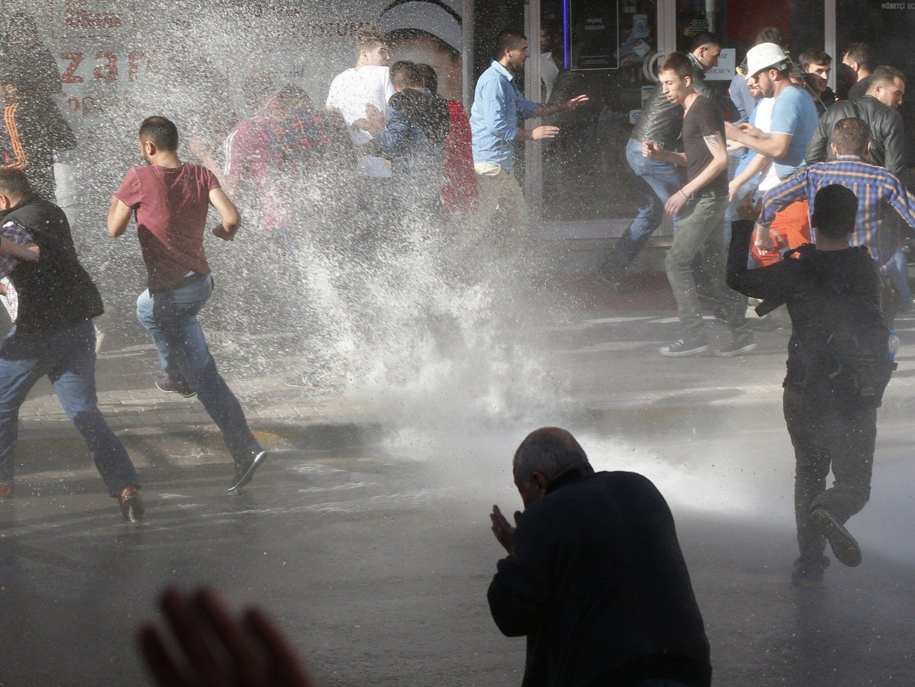 Polizei feuert Tränengas auf tausende Demonstranten in Soma Polizei feuert Tränengas auf tausende Demonstranten in Soma