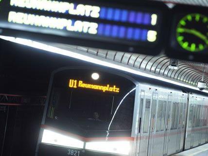 in der U-Bahnlinie U1 soll ein Pärchen mehrere Fahrgäste beraubt haben.