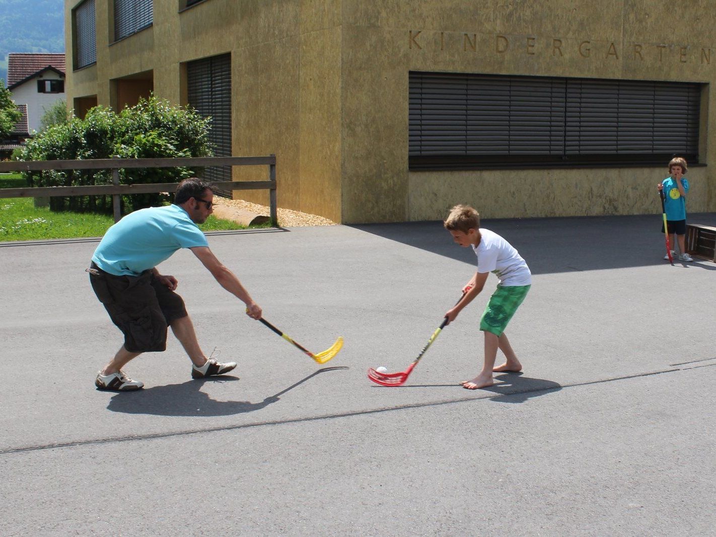 Eine Partie Hockey vor dem Kindergarten. Eine Partie Hockey vor dem Kindergarten.