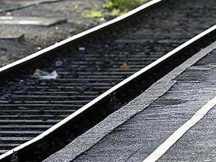 77-Jährige im Bezirk Tulln von Zug erfasst und getötet 77-Jährige im Bezirk Tulln von Zug erfasst und getötet