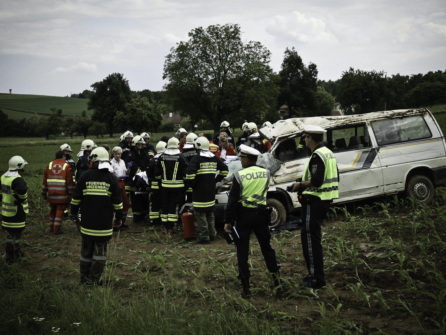Der Unfall mit einem Kleinbus forderte fünf Verletzte.