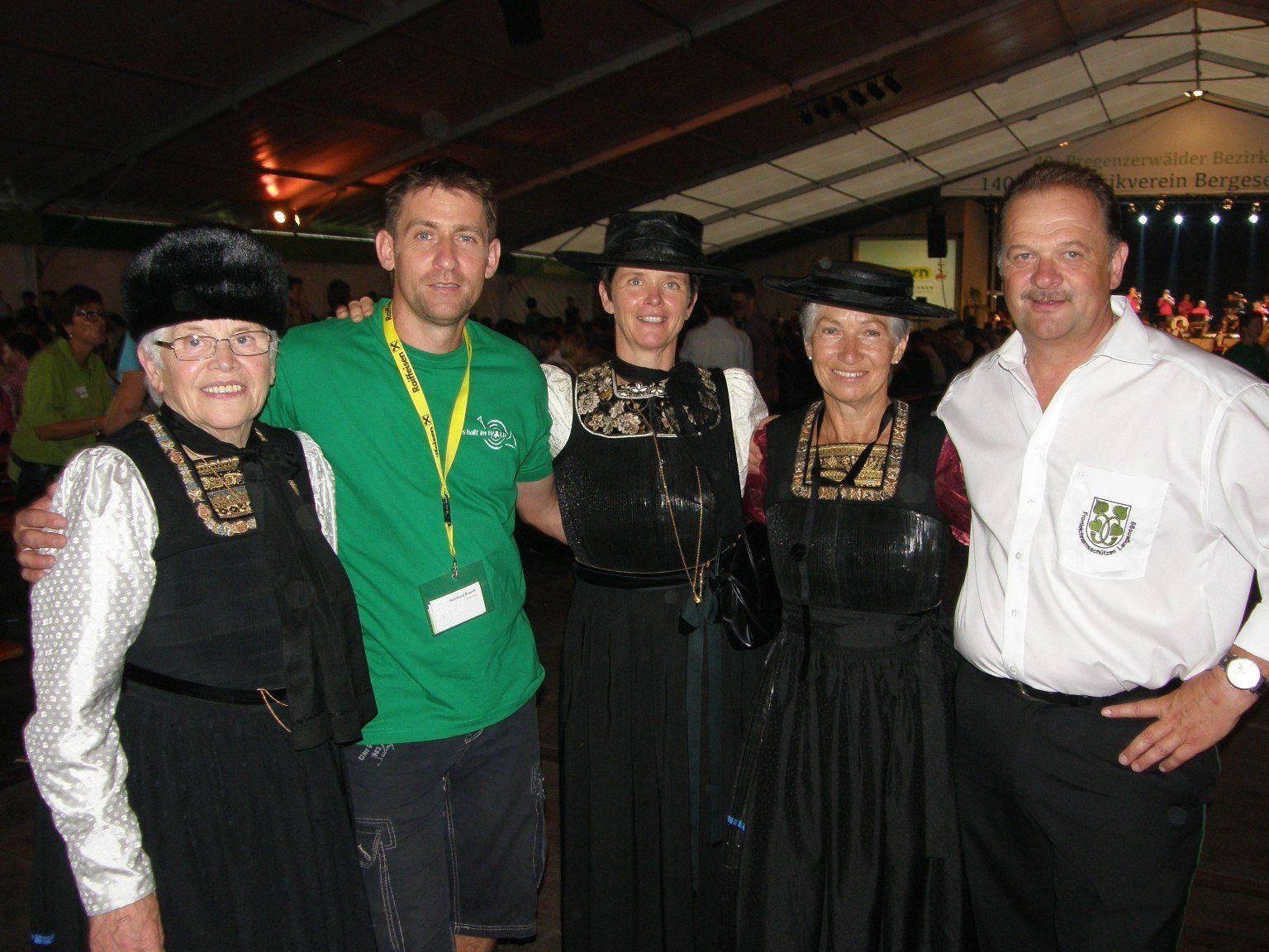 Bernhard Dorner (li.) und Tone Schmidler vom OK-Team mit Juppenträgerinnen aus Sibratsgfäll.