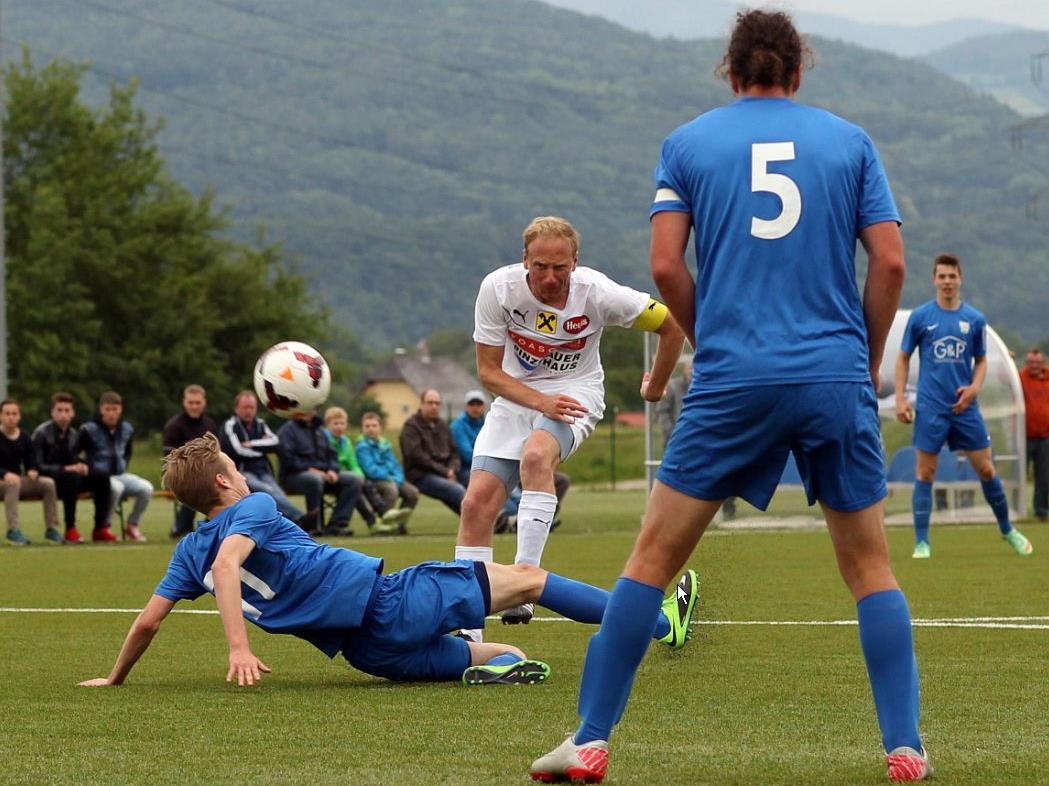 Im Topspiel der Salzburger Liga trennten sich die Grödiger Amateure und Pinzgau (weiß), in einer umkämpften Partie mit 0:0-Unentschieden.